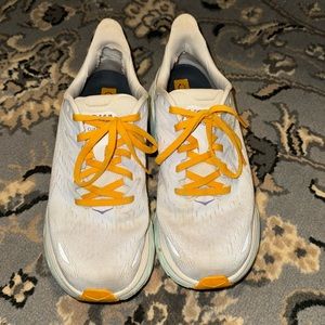Women’s 8.5 Hoka Clifton 8